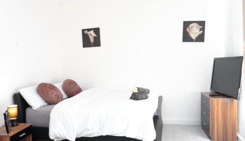Spacious and Comfy Pad - Perfect for Long Stays & Contractors - Close to Sports Village, Leigh Market, and Mesnes Park - Easy Parking - Speedy Wi-Fi - Free On-Site or Nearby Parking - Private Luxury Garden