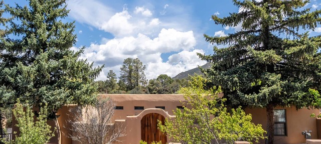 Spacious and Inviting, Views, Walk to Canyon Rd.