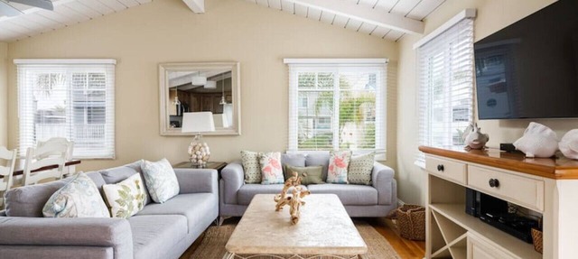 Spacious and lofty 3 bedroom with A/C & Extra Den!