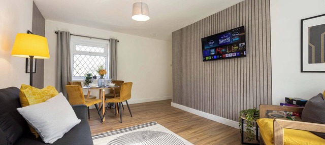 Spacious Apartment near MCR Airport