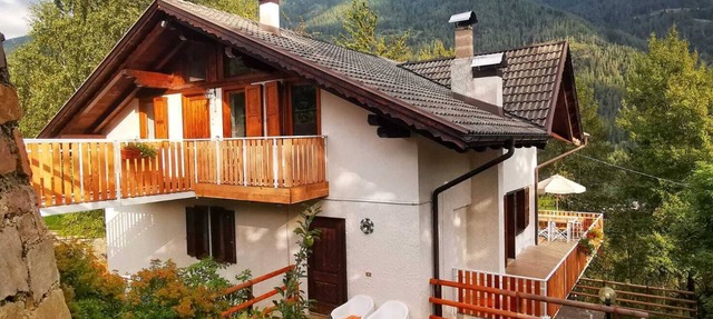 Spacious apartment with balcony and terrace. Rural location with great views!