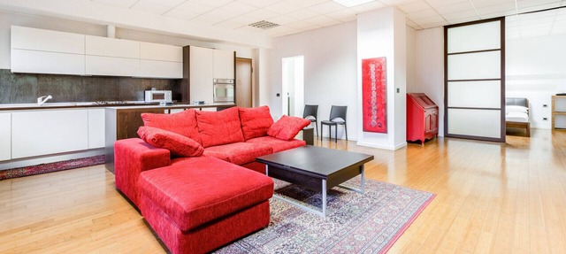 Spacious APT just 250m from "Zara" M3 stop!