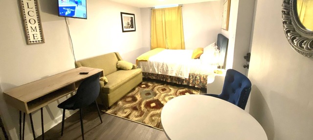 Spacious Basement Apt W/Private entranc Near Metro