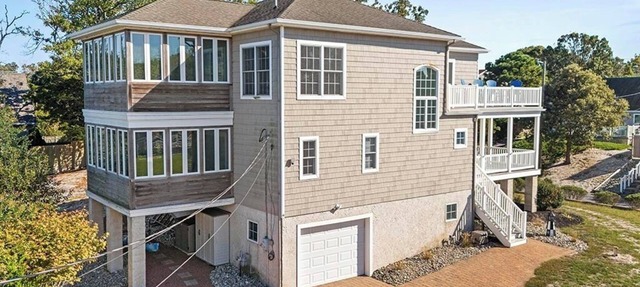 Spacious Bayside Retreat: Sleeps 18, 1/2 Block from Bay Beach, Game Room