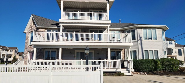 Spacious beach house, 7 bed/4bath, steps from the beach!