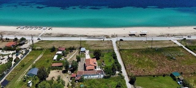 Spacious beachfront retreat with large garden in Ormos Panagias