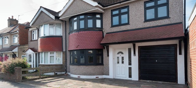 Spacious & Bright 4-Bed Family House + Parking