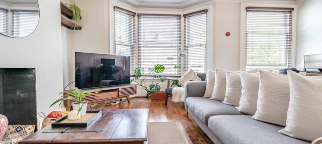 Spacious & Bright Balcony Apartment in Hampstead