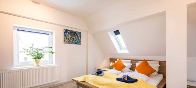 Spacious & Bright: King Bed, Kitchen, Free Parking