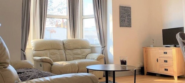 Spacious Bright Modern 2 Bedroom Split Level Flat