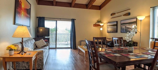 Spacious Cedar Lodge Condo with Private Balcony