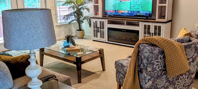 Spacious Clemson House, close to CU, across from Patrick Square, Pet Friendly!