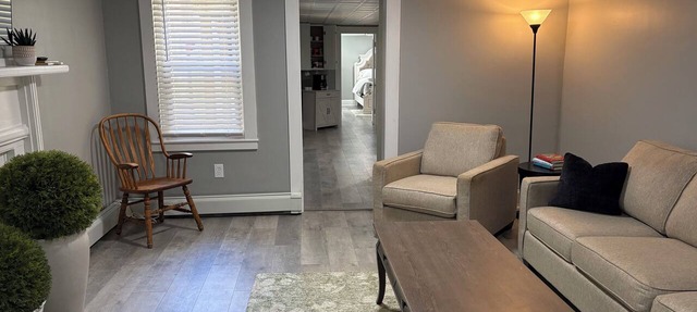 Spacious Comfy 1-Bedroom Apt ~ Dover/Portsmouth ~ Free Wine ~ AC/Heat