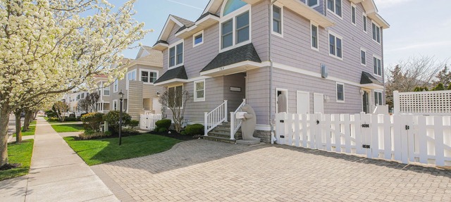 Spacious Custom Home: everything Avalon offers: Beach, Pool, Tennis, Hot Tub!