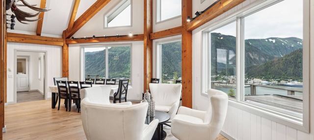 Spacious Custom Home With Extraordinary Views And Hot Tub