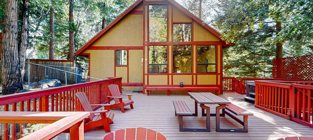 Spacious dog-friendly cabin with creek & mountain views