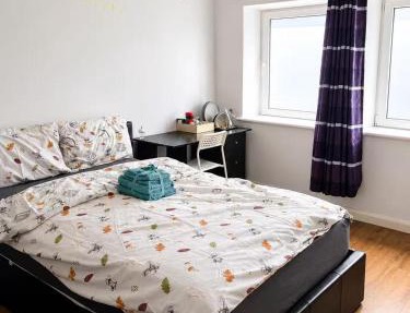 Spacious double room , Room 4 , fast WiFi ,2 room shared toilet