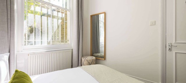Spacious Earls Court Apt - Office & Rear Terrace