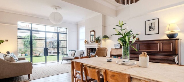 Spacious Edwardian 5-bed House, steps from Beach