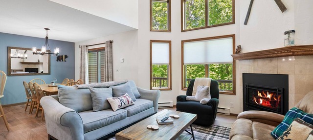 Spacious end unit townhome w/gas fireplace, deck & grill- minutes to ski lifts