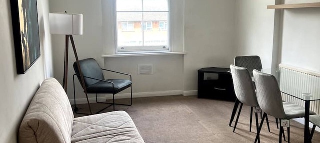 Spacious Flat next to Metro