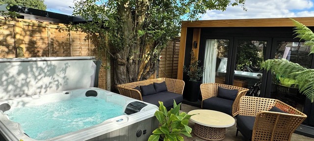 Spacious and modern 4 bed with hot tub and large garden.