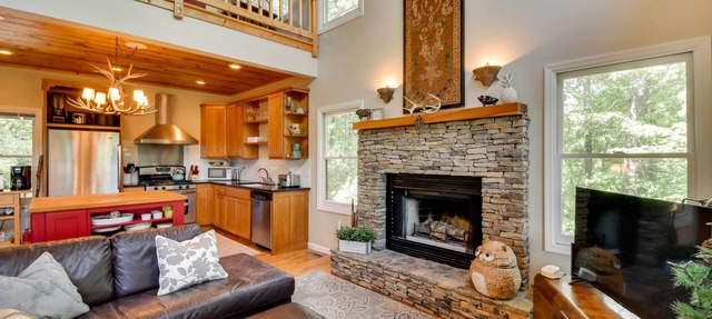 Spacious Georgia Escape w/Fireplace, Deck & Grill