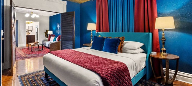 Spacious getaway in Little Italy with Parking