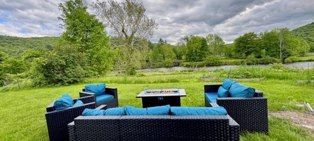 Spacious getaway with private river access minutes from ski area