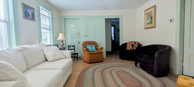 Spacious Ground Floor 2/3 Bed private suite 5 minutes walk to Bridge of Flowers