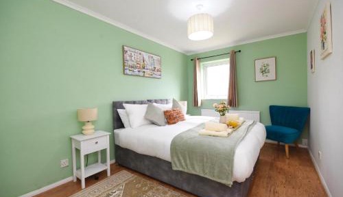 Spacious Harlow House, Free Parking, Fast Wi-Fi, Sleeps 4 Ideal for Contractor & Relocation Stay