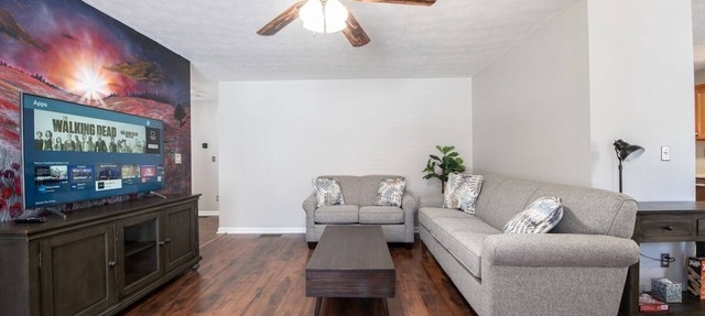 Spacious home w/King Bed, Garage, & Outdoor Space