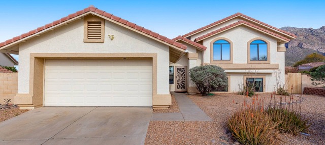 Spacious home with mountain views, grill, central air-conditioning, & free WiFi