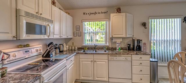 Spacious home with private, screened pool & game room - minutes from Disney