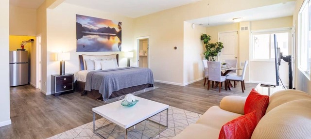 Spacious home with Spa, Private Driveway/Entrance, Mountain View, near SD Safari