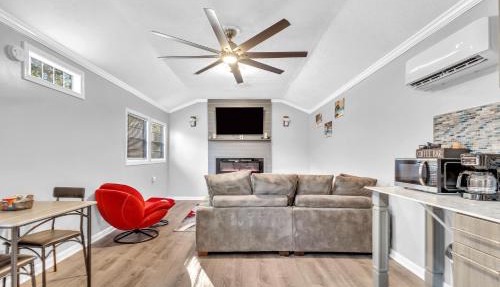 Spacious King Cottage-Mins from Downtown