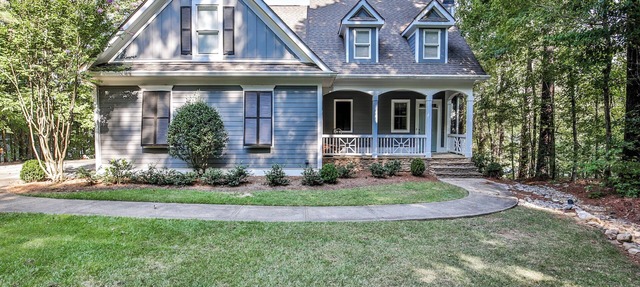 Spacious Lakefront 5-bedroom house in charming Greensboro
