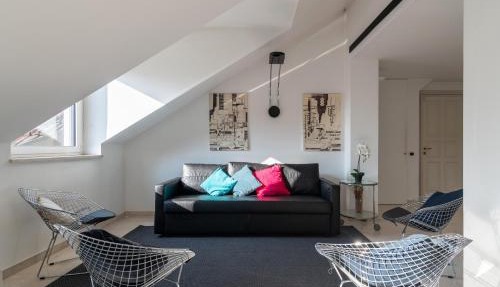 Spacious Liberty Villa Apt - Top floor