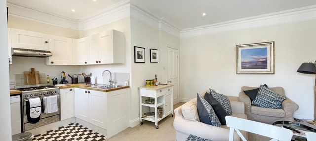 Spacious, light 2 bed flat - great location in heart of Chiswick