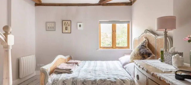 Spacious, light apartment sleeps up to four