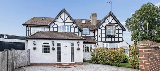 Spacious & Light Family Home, Garden & Parking - Pass the Keys