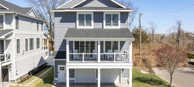 Spacious Luxury Vacation Home with Entertainment and Comfort, Close to Beach!