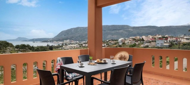 Spacious maisonette with an unobstructed and panoramic view of Souda Bay