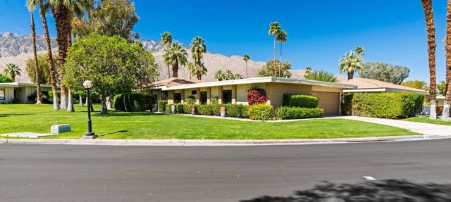 Spacious Mid-Century Condo in Sunny Palm Springs