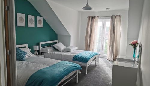 Spacious & modern 3 Bed Apartment + parking & central location
