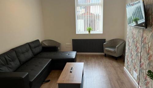 Spacious, Modern 4BR House, LFC, Free Parking