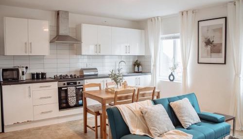 Spacious & Modern 8-Bed Home - Sleeps 13 - Parking