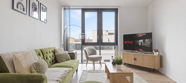 Spacious & Modern Flat! Excellent Transport Links
