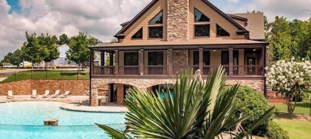 Spacious & private 4-bedroom home in the beautiful Manor homes of Chateau Elan!