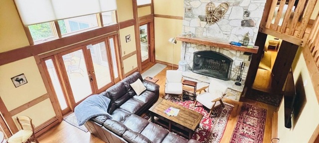 Spacious + Private Ski Lodge on 20+ Acres - 10 min to Stratton, 5 min to Bromley